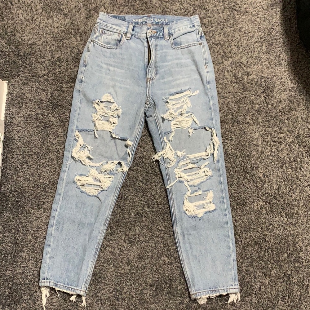 American Eagle Mom Jeans size 2 SHORT. Worn 1 time